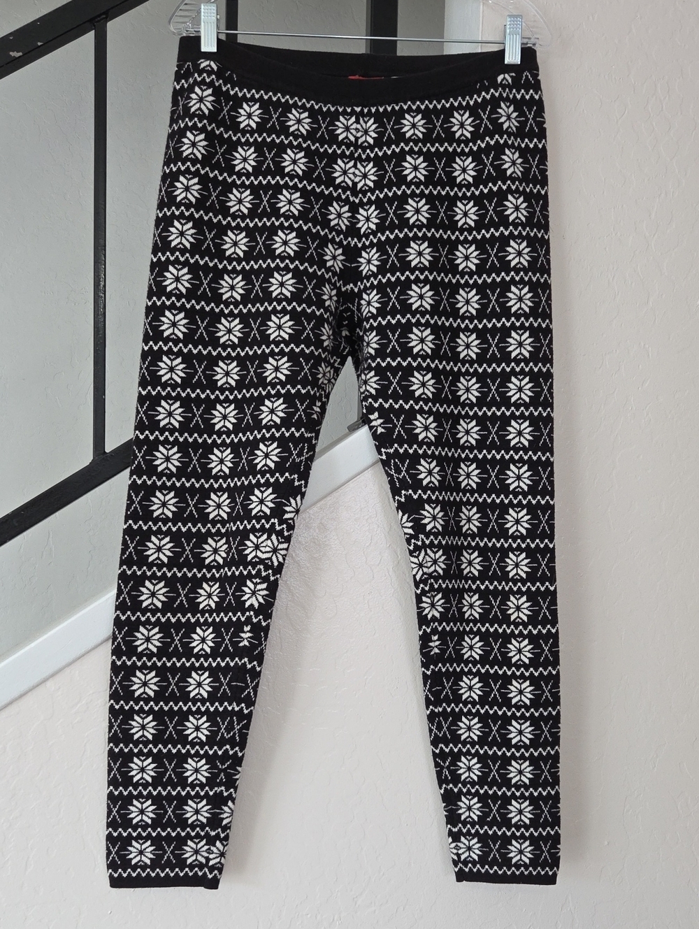 Women’s Black & White Snowflake Pajama Leggings Size L